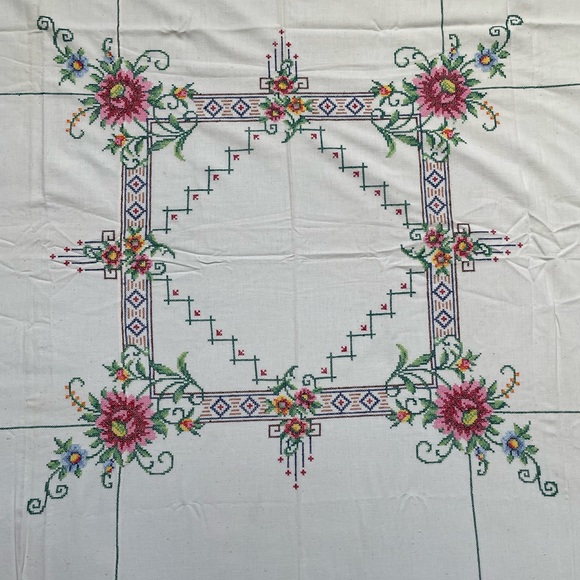 •Cotton Hand Embroidered Cross Stitch tablecloth and napkins set - Picture 6 of 10